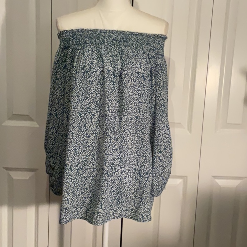 NWOT…. Off the shoulder or on the shoulder blouse. Teal green and white. Size XL